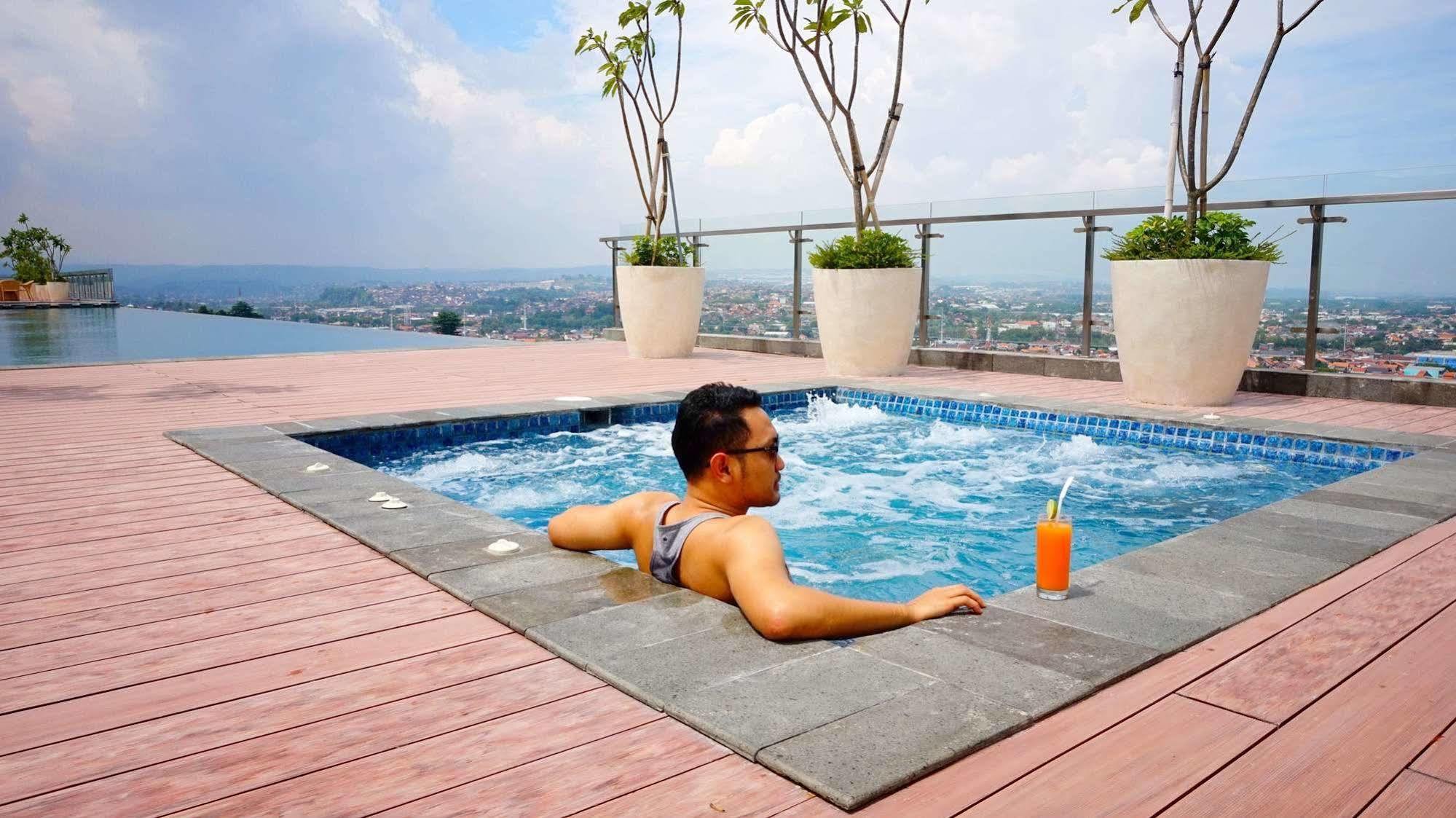 Louis Kienne Hotel Pandanaran Semarang Exterior foto